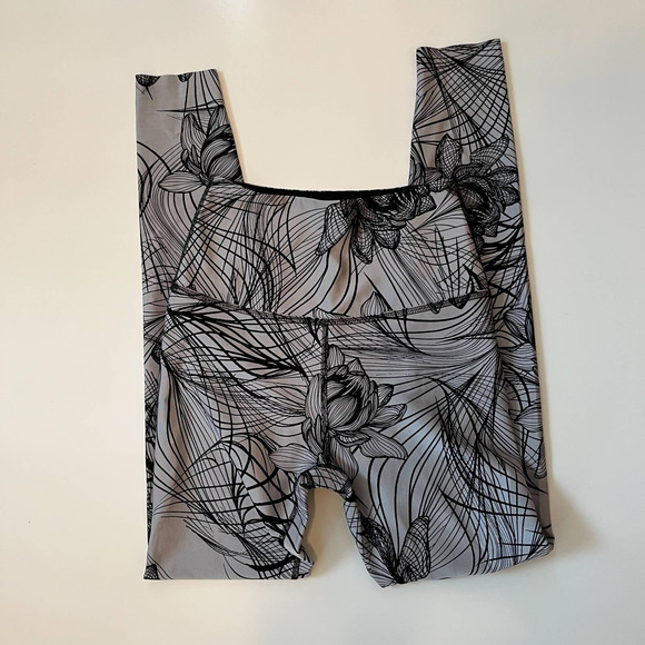 Beyond Yoga Digital Lotus Floral Printed High Rise Reversible Leggings Small - Picture 2 of 5
